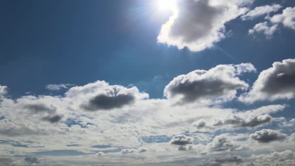 Fantastisk tid förflutit av mjuka vita moln som rör sig genom vackra tjocka fluffiga moln långsamt på den klarblå himlen dagsljus — Stockvideo