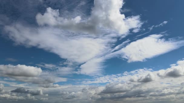 Vacker panorama över större vita moln i den blå himlen fantastisk timelapse — Stockvideo