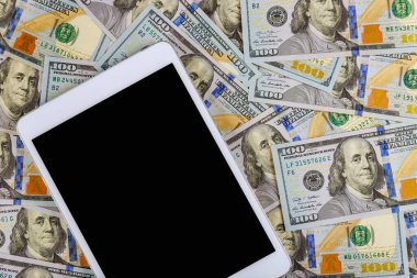 Teknoloji dijital tableti ve nakit para. Amerikan doları kavramı mermer zemin üzerinde.