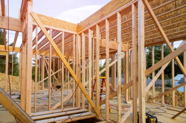 Yeni evin çerçeve kirişi inşaat halinde.
