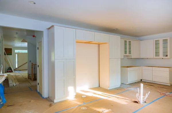 Mutfak Güzel Mutfak Mobilyalarını Dolaptaki Çekmeceye Yerleştiriyor — Stok fotoğraf