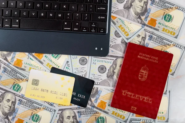 Passaportes Húngaros Compram Bilhetes Online Usando Cartões Crédito Teclado Laptop — Fotografia de Stock