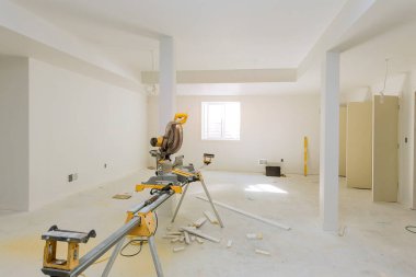 İnşaat endüstrisine yakın çekim dairesel testere ile ahşap kesme, tahta kesme.