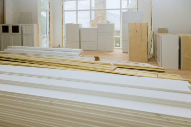 Tamirat için yeni bir ev inşa ediyoruz. İnşaat halinde, tadilat yapılıyor.