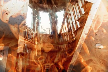 Alevli, ahşap bir evi yakan bir apartman.