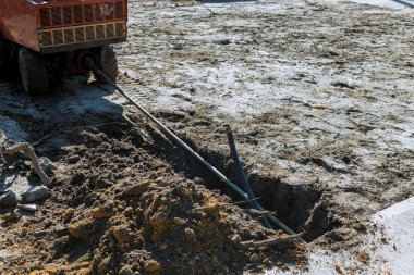 Su tesisleri için otomatik sulama sistemiyle sulama tesisleri kuran işçilere boru kazmak.