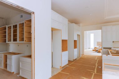 Yeni bir dolaba konulmuş ev dekorasyonu mutfak manzarası