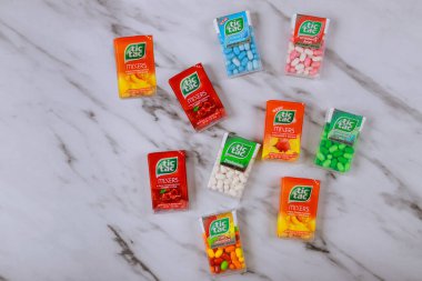 New York NOV 08 2019: Eski ahşap arka plandaki nane kutularındaki Tic Tac şekerlemeleri