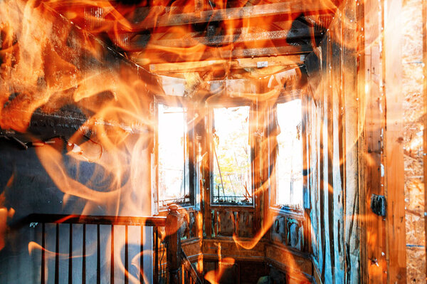 Пылающий ад показывает пожар разрушительный этот дом сгорел жилой дом
