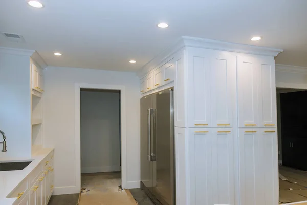 Interior Dapur Klasik Dan Front Kayu Putih Perakitan Furnitur Dapur — Stok Foto