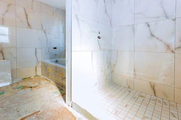 装修浴室新公寓的施工及室内瓷砖的安装 — 图库照片