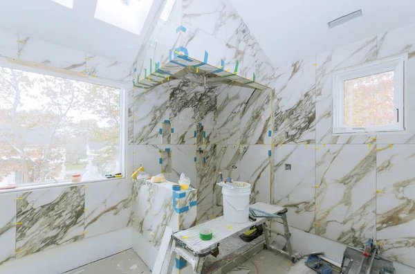 Banyo Tadilatı Sırasında Veya Yenilenirken Seramik Fayans Montajı — Stok fotoğraf