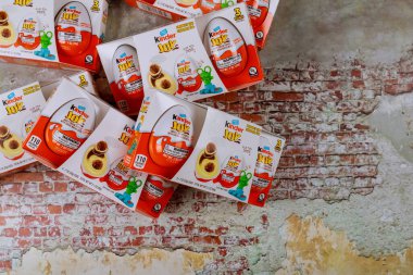 New York NOV 08 2019: Kinder Chocolate, İtalyan markası Ferrero 'nun ürün markasıdır..