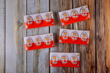 New York NOV 08 2019: Birçok çikolata yumurtası arasında Kinder Sürpriz Yumurtası İtalyan şekerleme üreticisi Ferrero 'nun tatlı bir hediyesi.