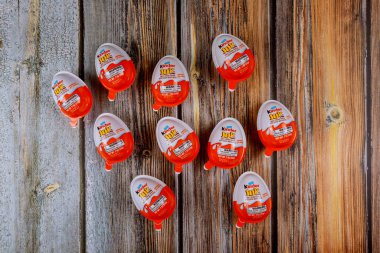 New York NOV 08 2019: Birçok çikolata yumurtası arasında Kinder Sürpriz Yumurtası İtalyan şekerleme üreticisi Ferrero 'nun tatlı bir hediyesi.