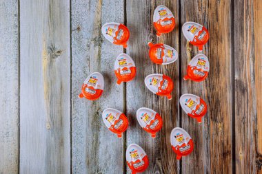 New York NOV 08 2019: Kinder Sürpriz çikolata yumurtaları Ferrero şirketi tarafından üretilen ve içinde küçük bir oyuncak bulunan bir şekerleme..
