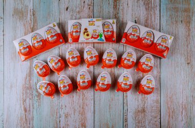 New York NOV 08 2019: Kinder Sürpriz çikolata yumurtaları Ferrero şirketi tarafından üretilen ve içinde küçük bir oyuncak bulunan bir şekerleme..