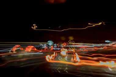 İşaretlerden ve gece trafiğindeki diğer işaretlerden gelen soyut ışık izleri