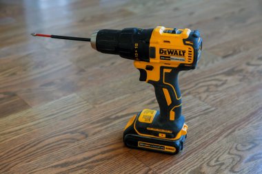 New York NY NOV 21 2019: Yeni evin ahşap zemininde DeWalt kablosuz elektrik matkabı