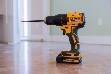 New York NY NOV 21 2019: Kablosuz Matkap Sürücüleri DeWalt mutfak duvarının geliştirilmesi için ahşap bir masa.