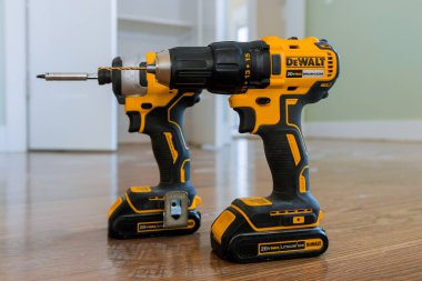 New York NY NOV 21 2019: DeWalt, Amerika Birleşik Devletleri 'nin tüm dünyada kullanılan elektrikli aletler ve el aletleri markasıdır.