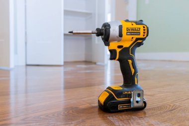 New York NOV 21 2019: Modern kablosuz tornavida, DeWalt matkapla inşaat için yeni bir evin ahşap zeminini deldi
