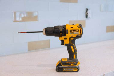 New York NOV 21 2019: Modern kablosuz tornavida, DeWalt matkapla inşaat için yeni bir evin ahşap zeminini deldi