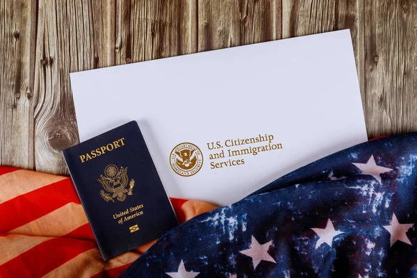 在木制背景下悬挂我国国旗的Usa护照和入籍证书 — 图库照片
