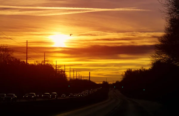 Шосе Машинами Після Дороги Світанку Світить Оранжеве Небо — стокове фото