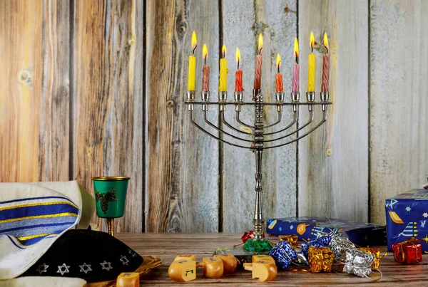 Hanukkah Ljus Judiska Helgdagar Traditionella Kandelabrar Munkar Och Trä Dreidels — Stockfoto