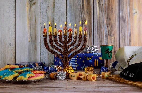 Chanukka Kerzen Jüdische Feiertage Traditionelle Kandelaber Donuts Und Hölzerne Dreidels — Stockfoto