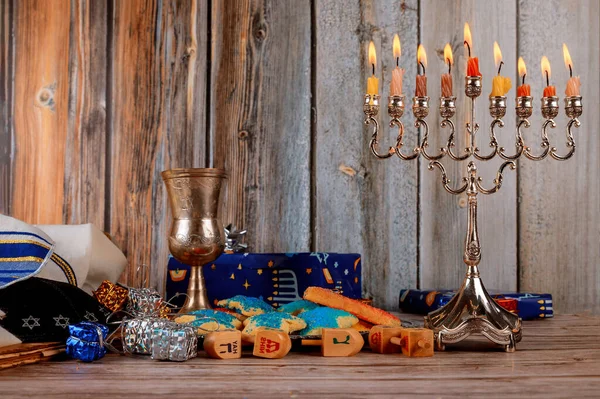 Hanukkah Μενόρα Εβραϊκή Διακοπές Παραδοσιακή Candelabra Και Ξύλινα Dreidels Περιστρεφόμενη — Φωτογραφία Αρχείου