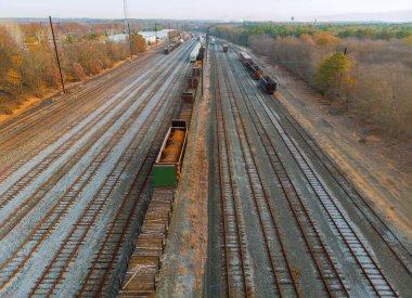 Tren istasyonunun hava görüntüsü ve yük taşıyan vagonlar.