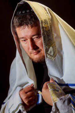 Talit 'e sarılı Yahudi adam dualarla dini ortodoks Yahudilere dua ediyor.
