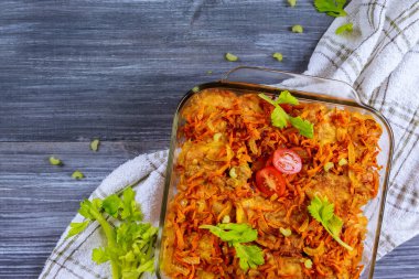 Tavada kızarmış balık, ahşap masada fotokopi alanı var.