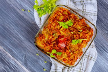Lezzetli ızgara balık filetosu ahşap masada kızarmış cam tavada kızartılmış.