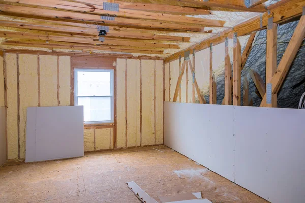 断熱断熱冷壁と断熱材断熱屋根裏を持つ屋根裏部屋の断熱材 — ストック写真