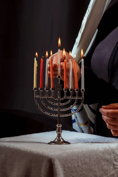 Man Die Kaarsen Aansteekt Menorah Voor Hanukka Steekt Kaarsen Aan — Stockfoto