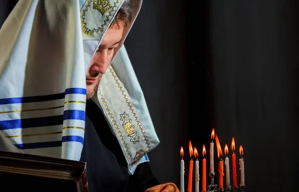 Hombre Judío Oración Encendiendo Velas Una Menorá — Foto de Stock