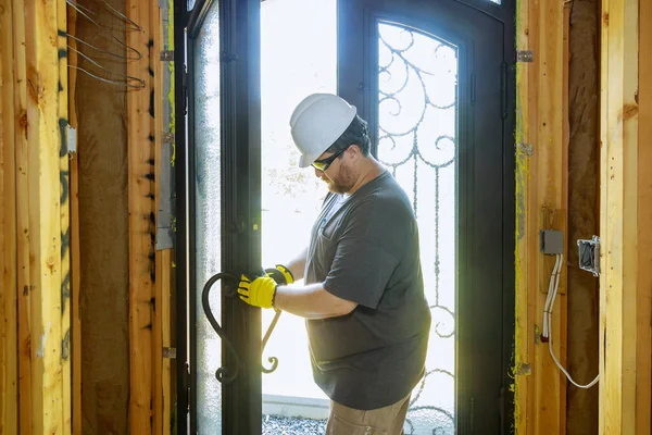 Construtor Instalação Uma Porta Trancar Porta Uma Nova Casa Mão — Fotografia de Stock