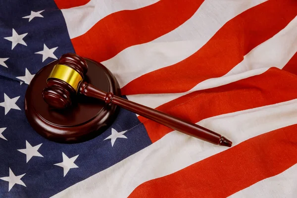 Američtí Právníci Dřevěném Rozhodčím Kladivu Americkou Vlajku Úřadu Justice Law — Stock fotografie