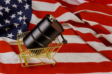 Amerikan bayrağının arka planında düşen petrol varili