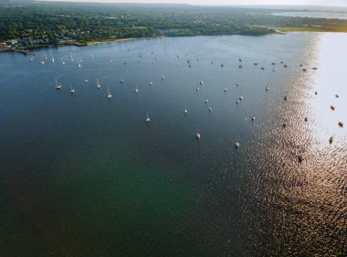 Güzel bir şehir manzarası. Küçük bir kıyı kasabası. Yaz günü tekneleriyle okyanus körfezi rıhtımına kadar gidiyor.