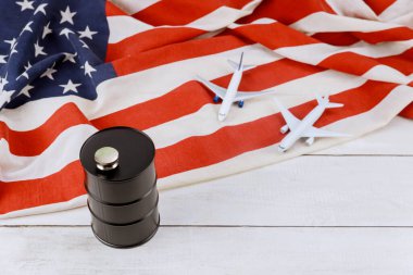 Yükselen dünya yakıt tankı petrol varili fiyatlarındaki model uçak markası ABD bayrağı