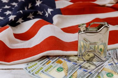 Petrol ürünleri konsepti ABD kağıt para birimi ABD bayrağının fiyat artışı