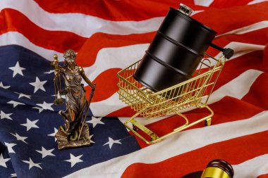 Petrol ürünlerine ilişkin kavram ABD kağıt para biriminin fiyat artışı ABD bayrağı ahşap yargıç çekiç mahkemesi hesaplaşmaları