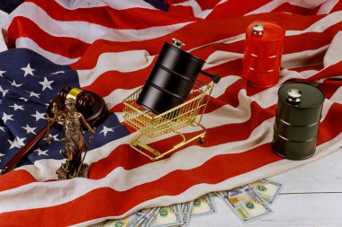 ABD mahkemesindeki bir bayrağın üzerinde yüz dolarlık petrol varilinin yağı tahtadan yargıç çekicini gösterdi.