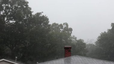Yaz fırtınasında yağmur yağar ve şehrin çatısına yağmur damlaları düşer.