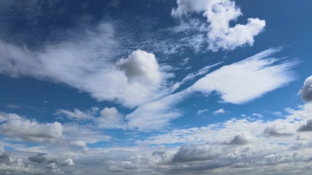 Cumulus cloudscape céu azul e nuvem branca dia ensolarado vista da timelapse — Vídeo de Stock