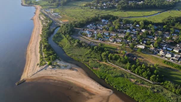 Høy vinkelutsikt på den vakre stranden ved kysten – stockvideo